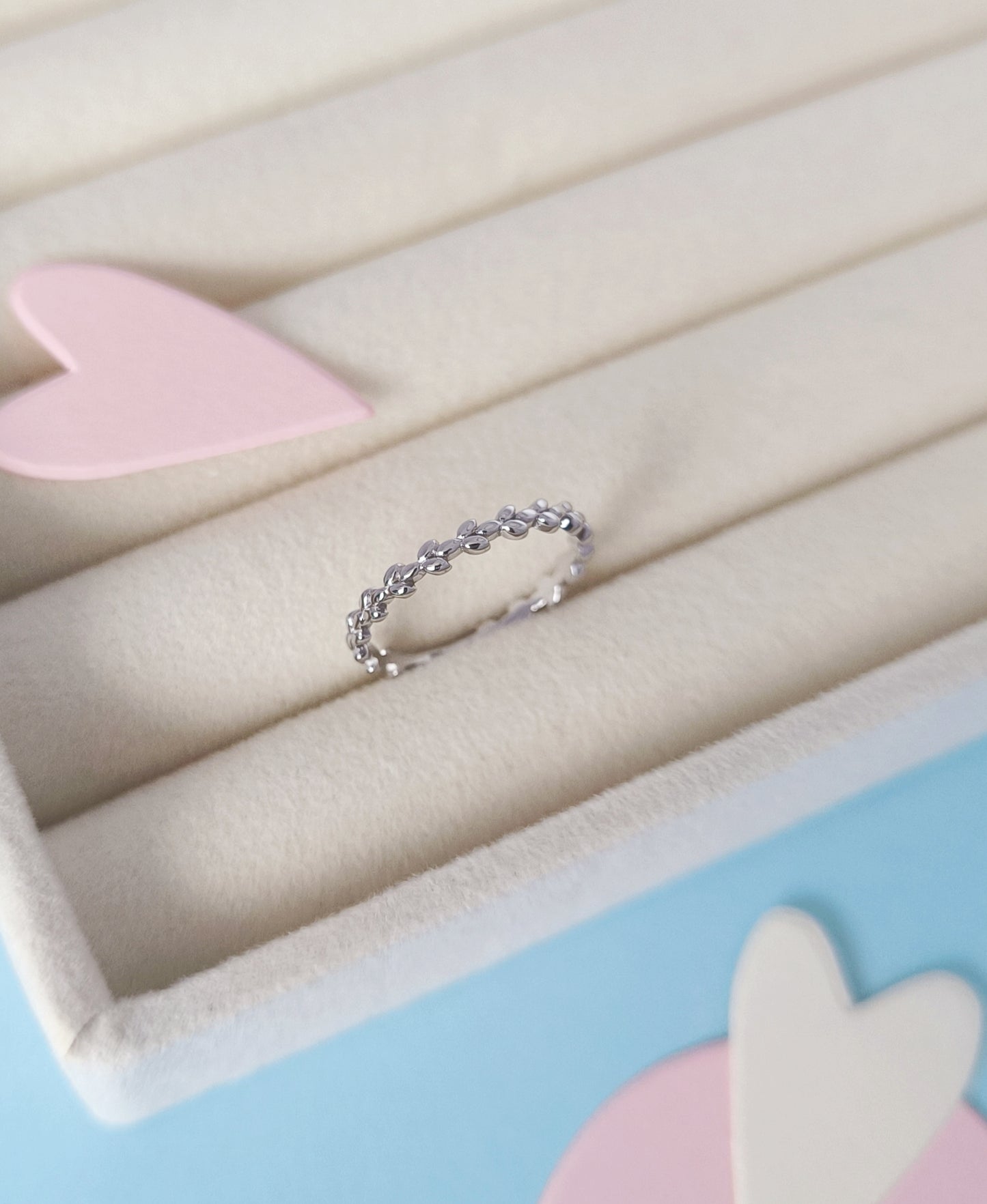 Ring with leaves pattern