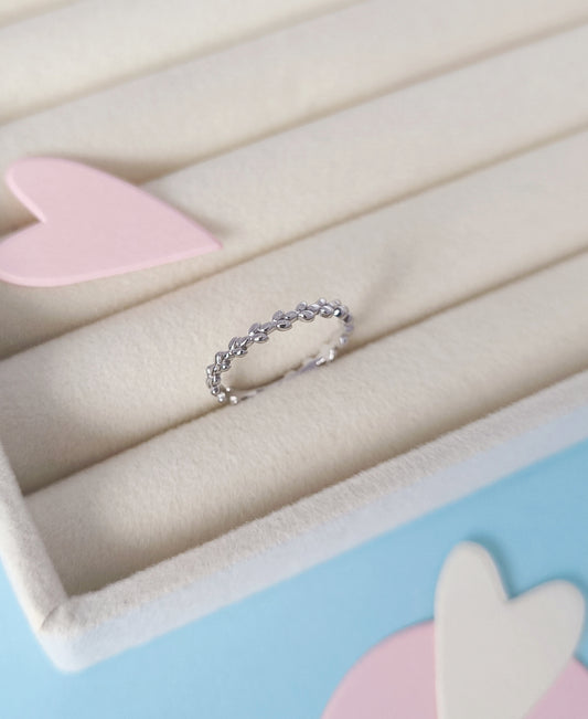 Ring with leaves pattern