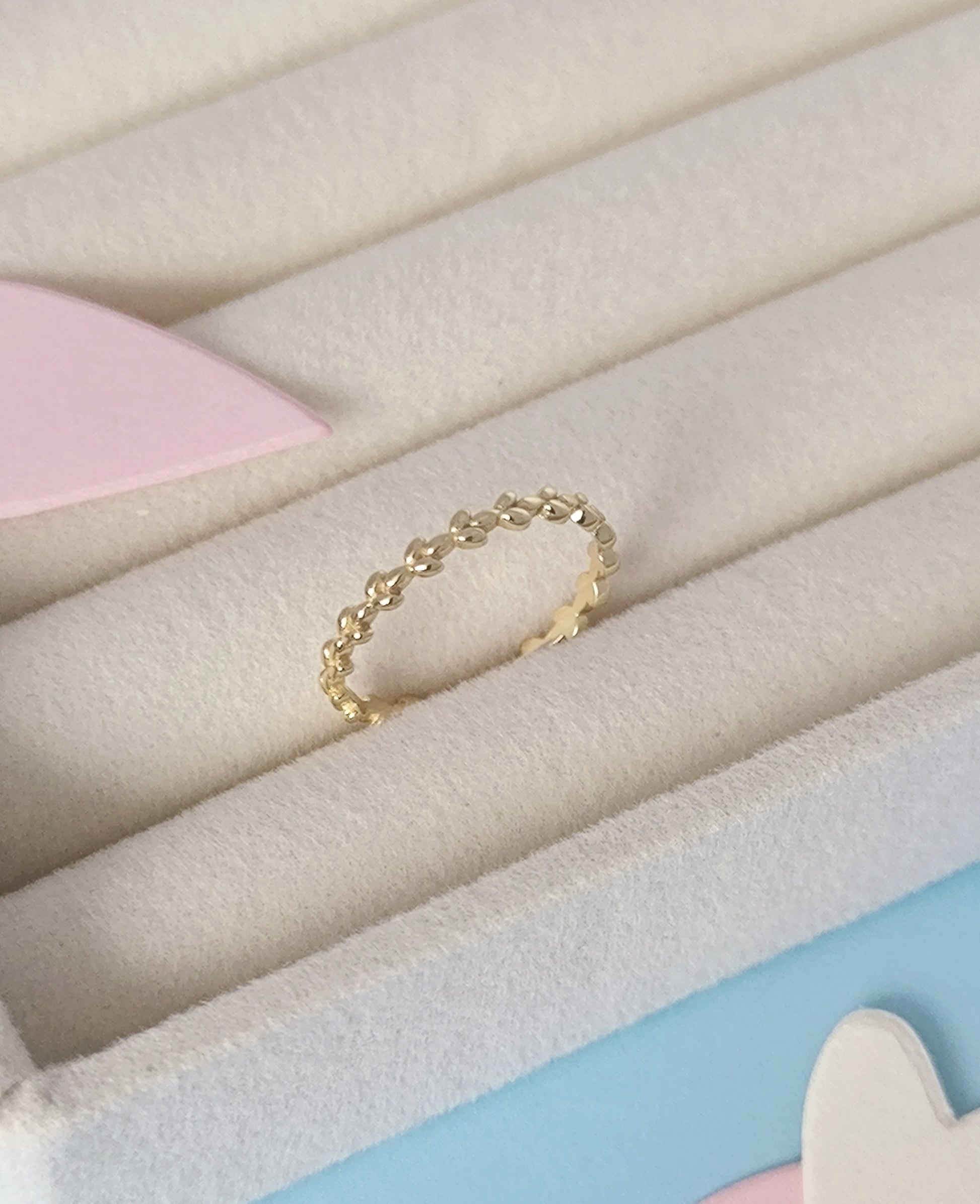 ring with leaves design